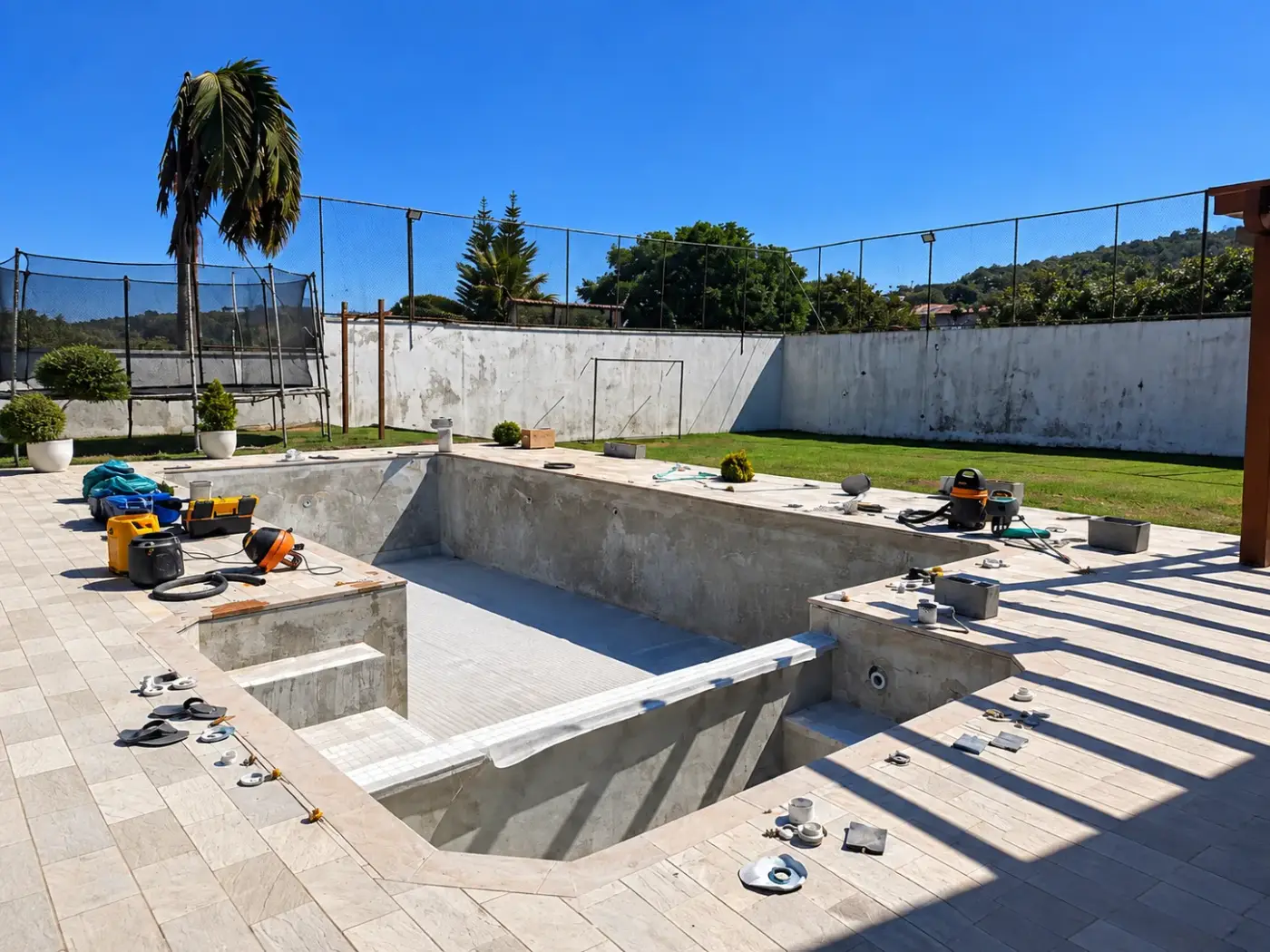 Estrutura de uma piscina em construção, ainda sem revestimento, na Vila Dom Pedro, em Atibaia