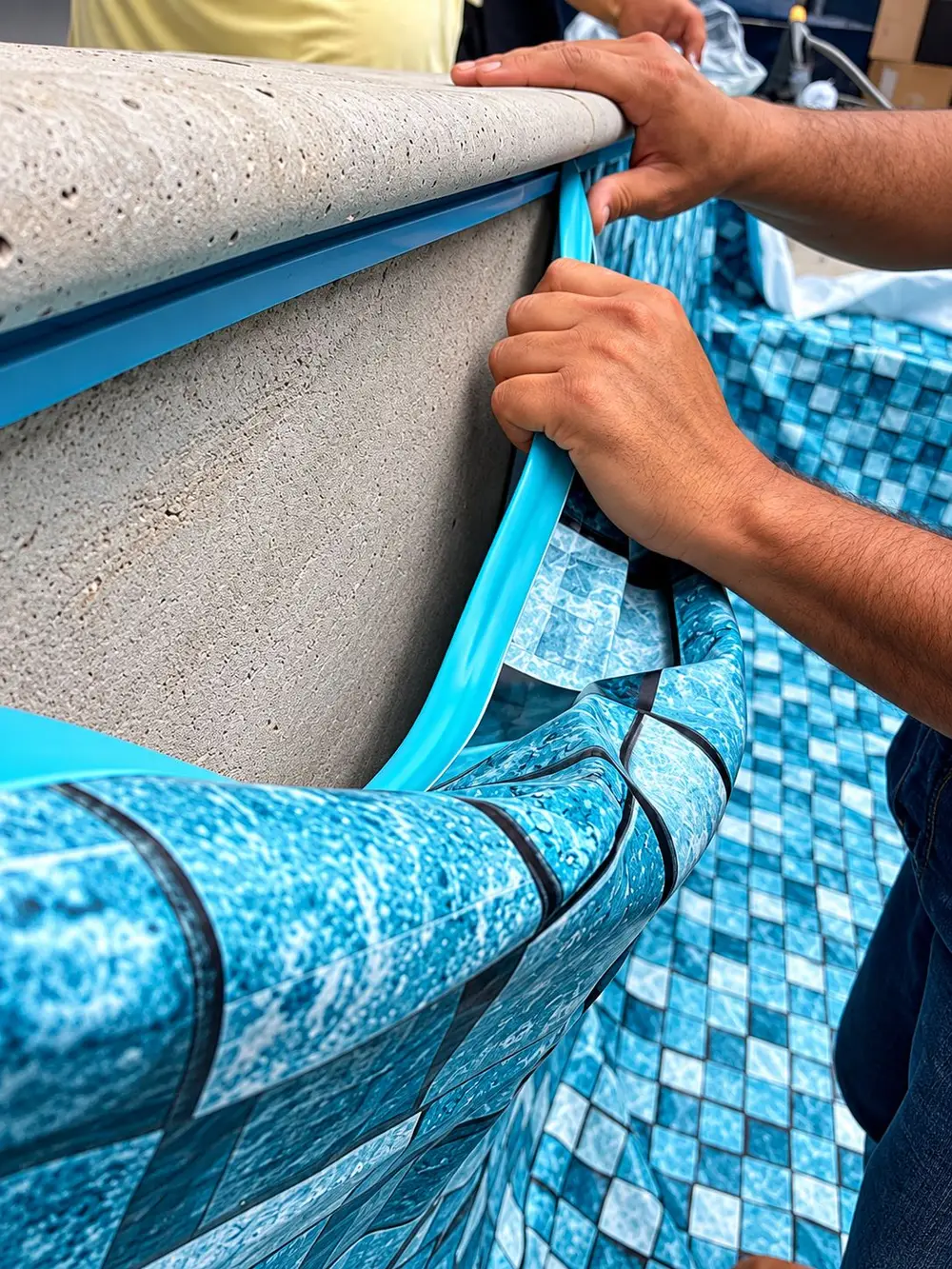 Instalador da Marks encaixando o vinil novo no perfil da borda da piscina