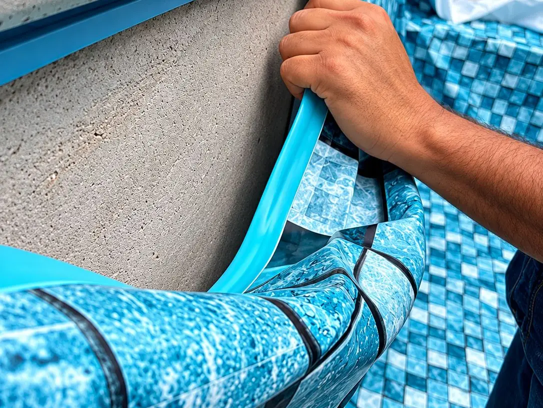 Instalador da Marks encaixando o bolsão de vinil no perfil logo abaixo da borda