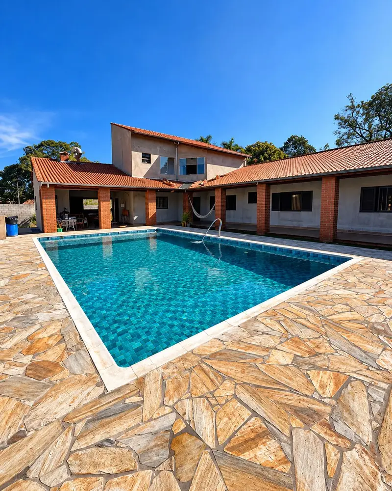 Piscina de vinil retangular em chácara com deck de pedra