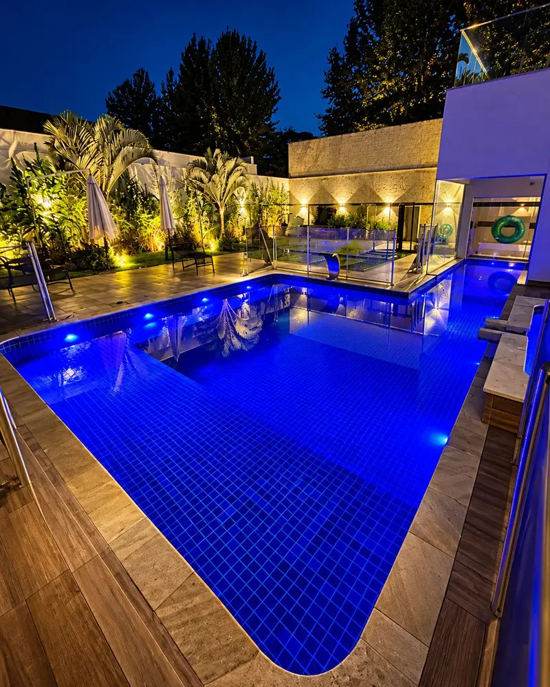 Piscina de vinil com iluminação azul à noite
