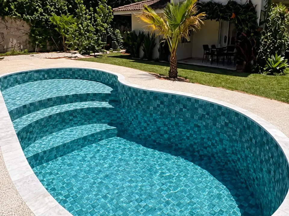 Piscina de vinil de formato curvo com degraus largos e borda clara, no Shambala, em Atibaia
