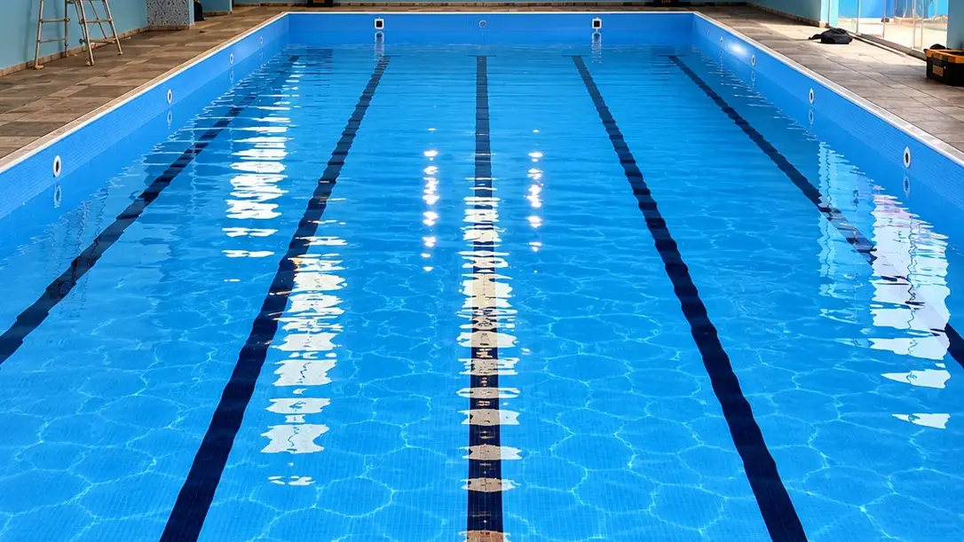 Piscina coberta de academia com raias e água cristalina, em obra da Marks Piscinas em São Bernardo do Campo