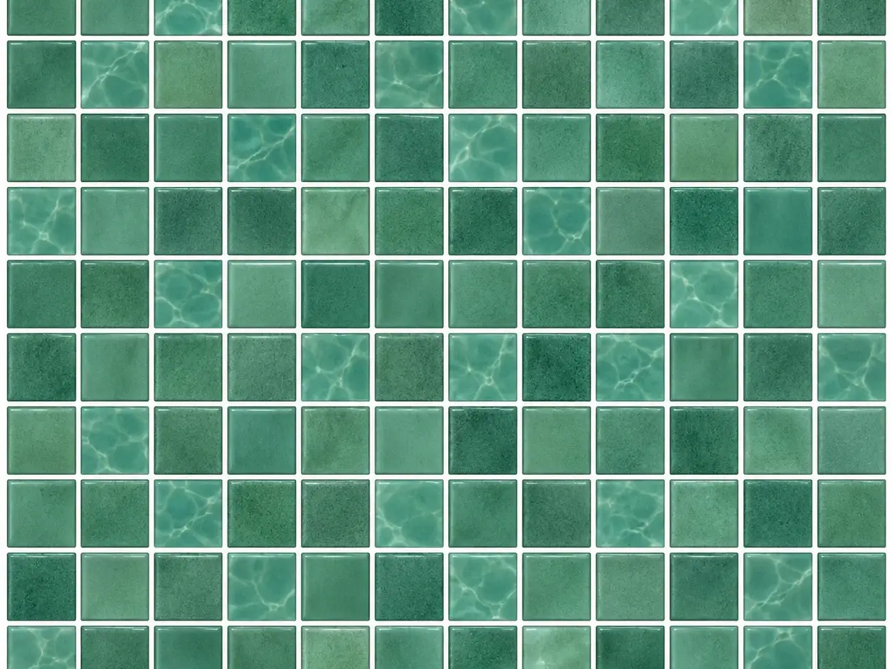 Amostra de pastilha verde-clara para piscina, com reflexos de água