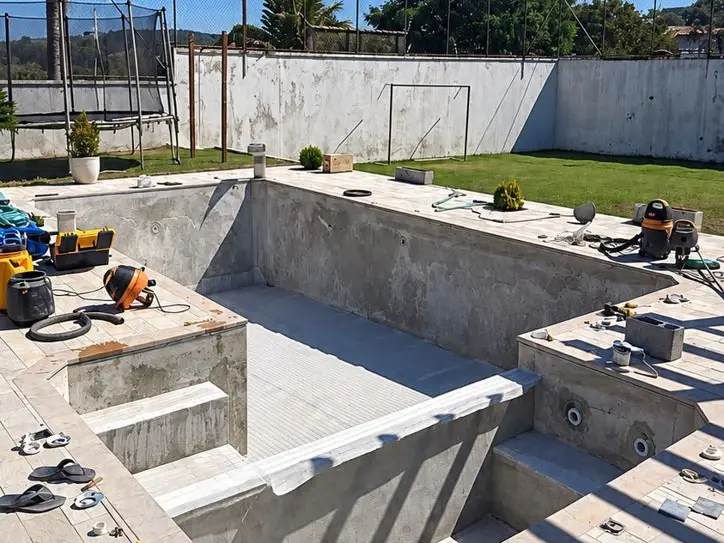 A mesma piscina vazia, sem o vinil antigo, com a estrutura preparada para receber o bolsão novo