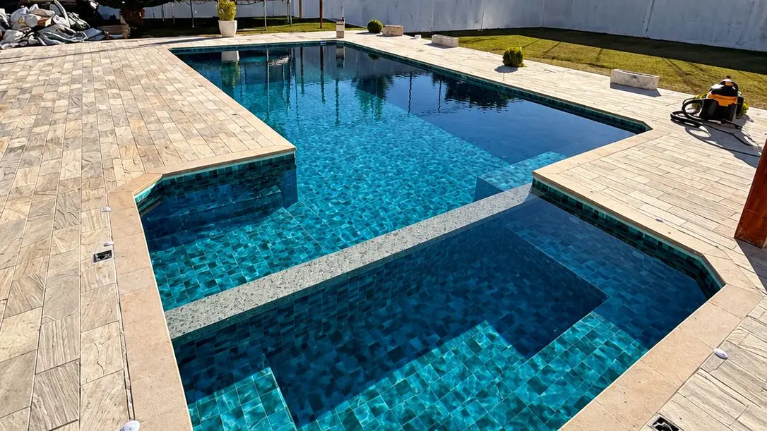 Piscina com vinil novo em tom de pastilha azul, cheia e pronta para uso depois da troca feita pela Marks Piscinas
