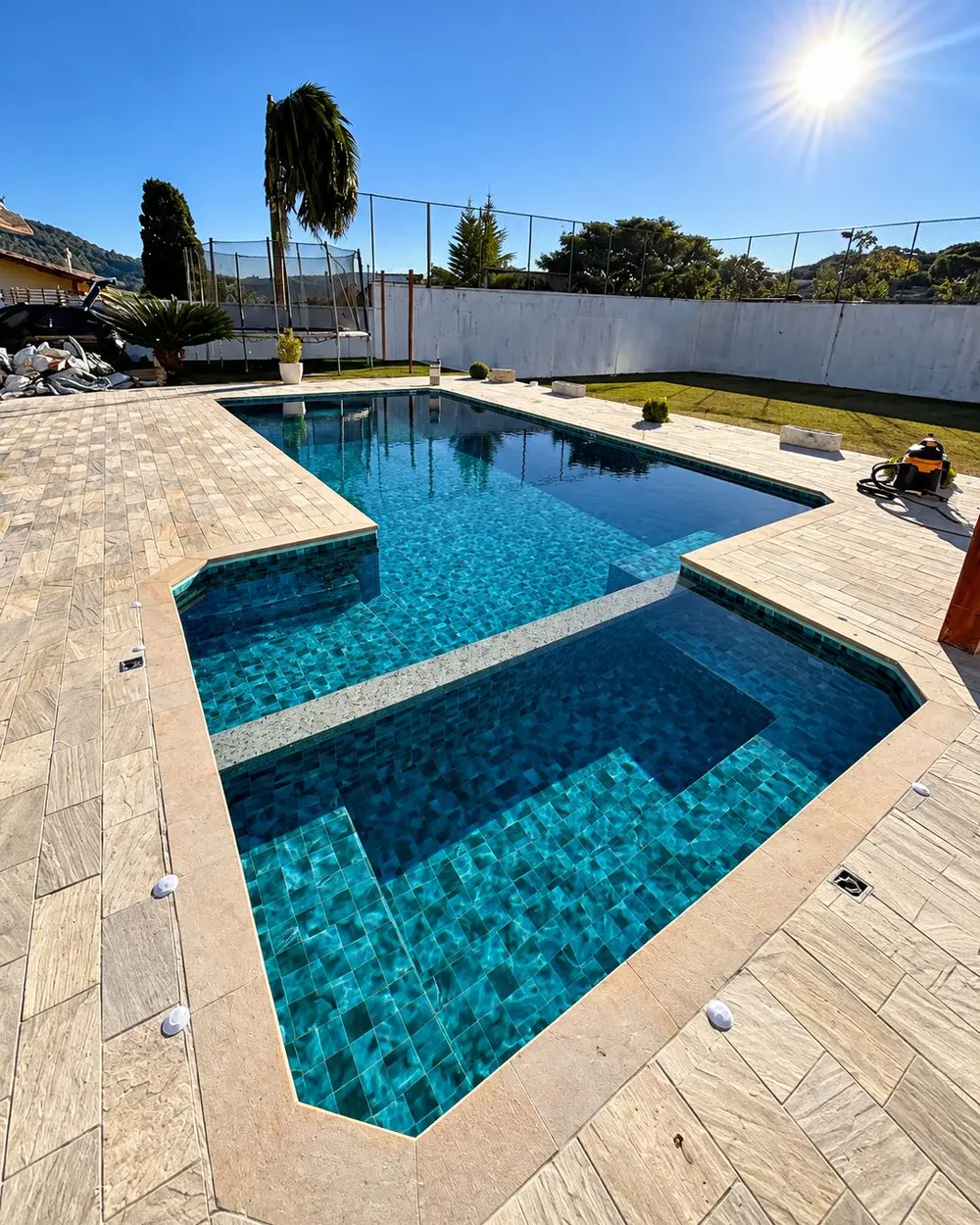Piscina depois da troca de vinil, com vinil novo estampado e água cristalina