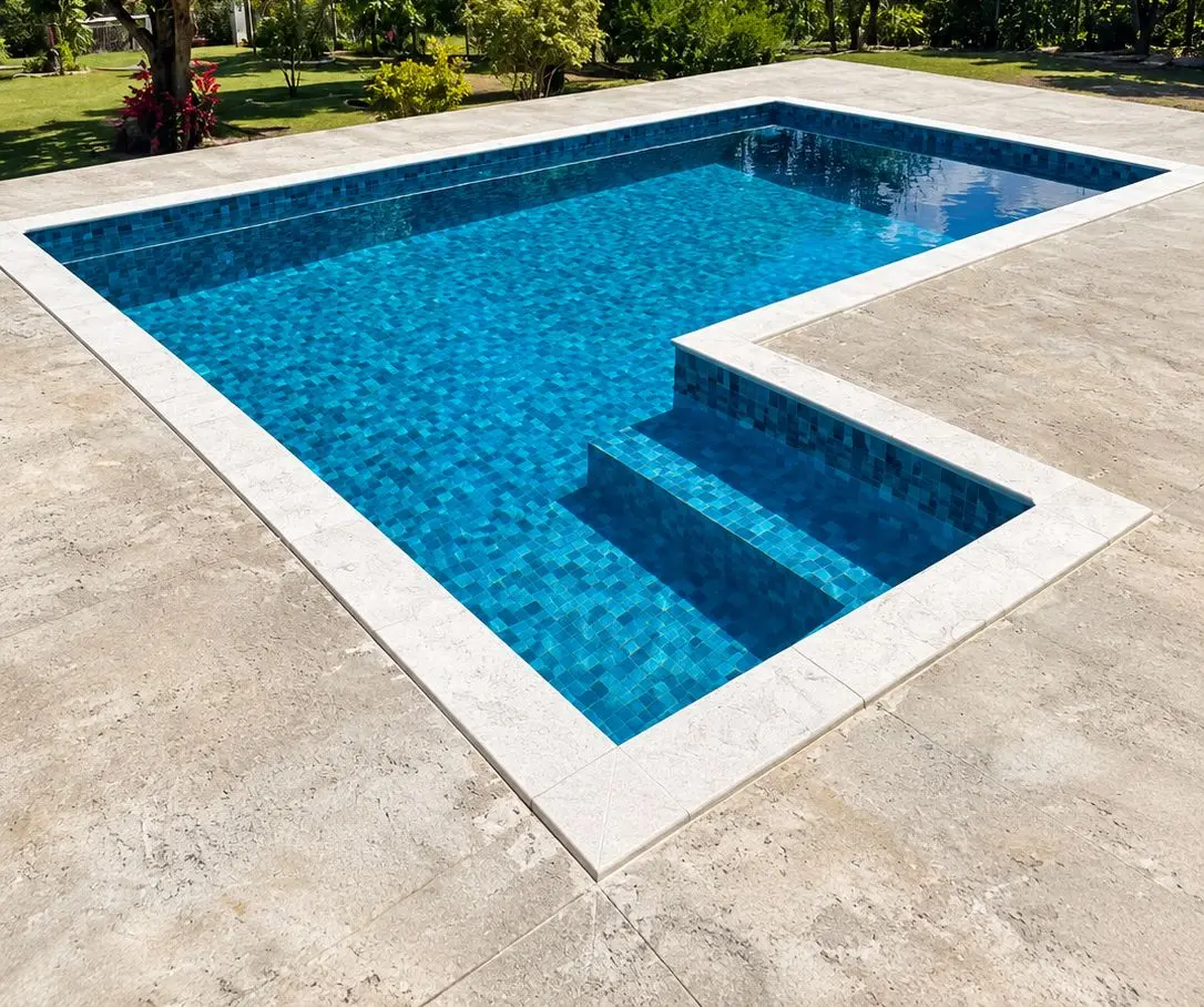 Piscina de vinil azul com escada e borda de pedra, depois da troca do vinil